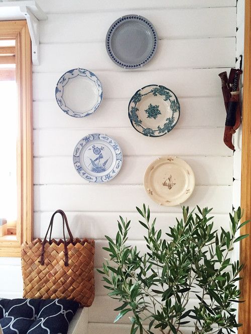 a vintage plate wall is a great addition to a farmhouse space or a vintage space, it looks pretty and cool