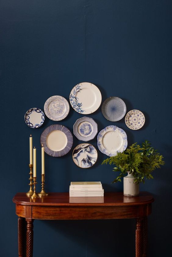 an elegant and stylsih chinoiserie plate wall is a lovely addition to any space, it looks cool and catchy being refined at the same time