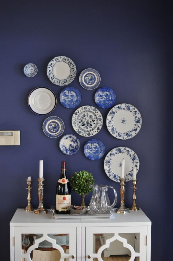 an indigo wall with a chinoiserie plate wall is a cool decoration for any space, these plates look chic, refined and beautiful