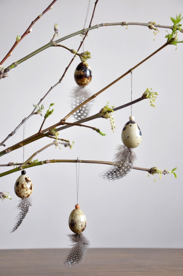 DIY natural quail egg Easter decorations (via spalvotasdryzuotas.blogspot.ru)
