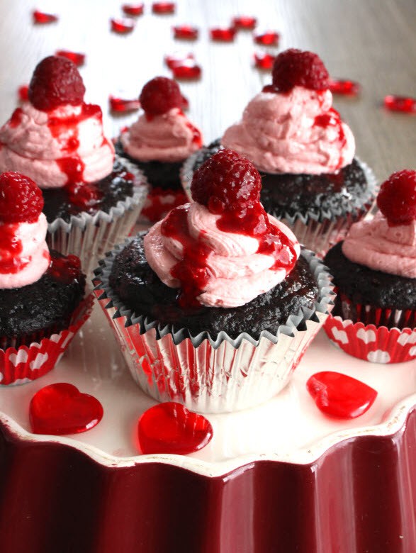 DIY chocolate raspberry filled cupcakes (via sweetiepieandcupcakes.com)