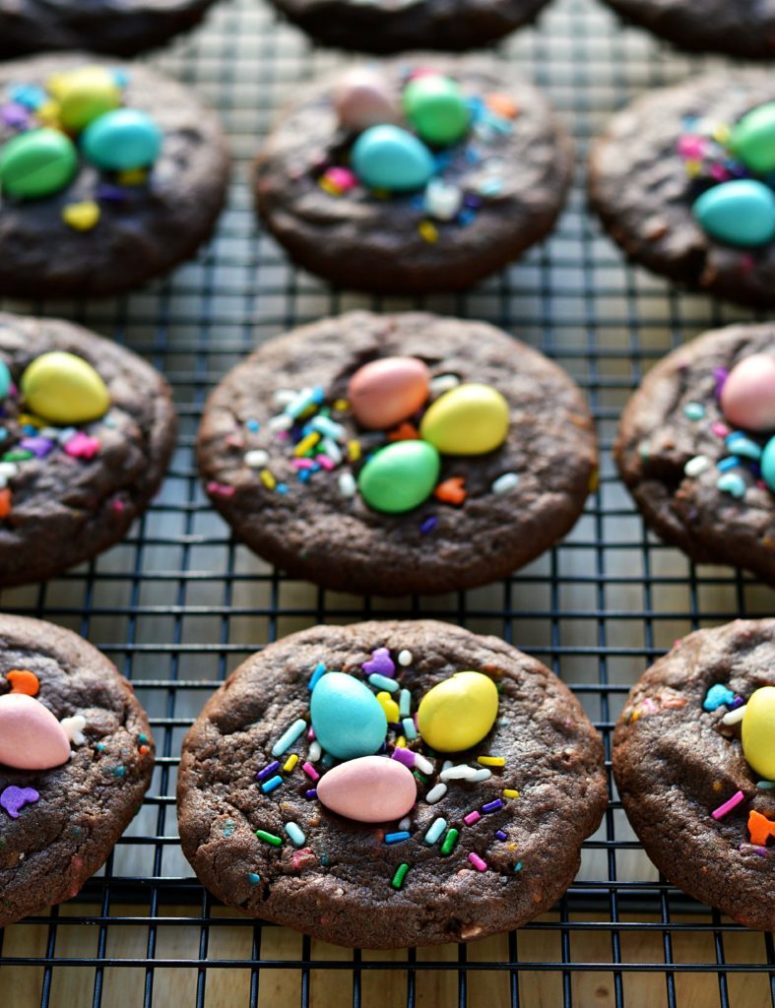 DIY Easter sprinkle cookies (via www.fridaycakenight.com)