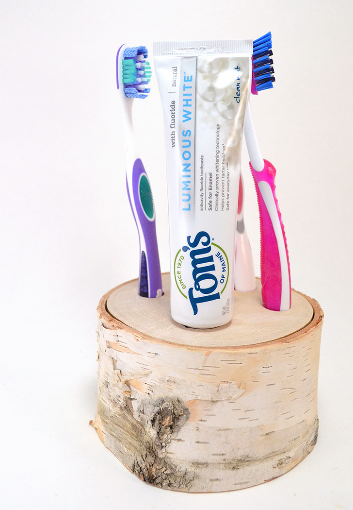 DIY natural birch toothbrush holder (via www.dreamalittlebigger.com)