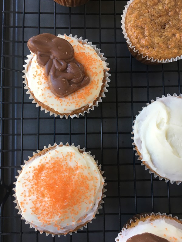 DIY carrot cake cupcakes (via cookiesandcalligraphy.com)