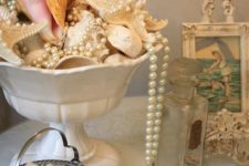 04 a gorgeous seashells and pearls display looks very refined and hints on the sea in a delicate way