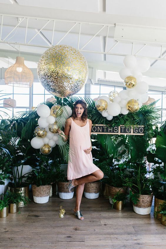 awesome potted greenery backdrop and white and glitter balloons for taking pics