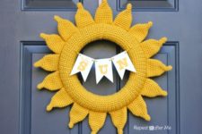 DIY crochet sunny yellow summer wreath