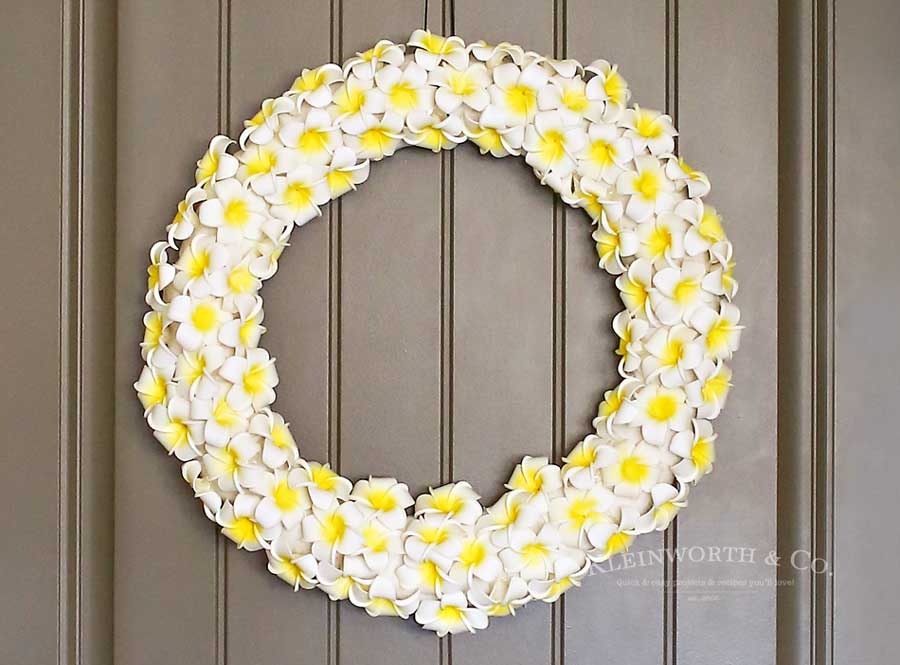 DIY plumeria wreath (via www.kleinworthco.com)