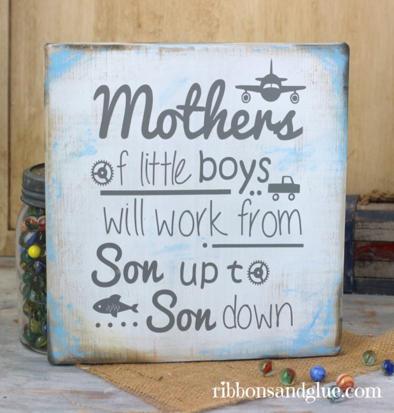DIY mother's Day sign for a little boys' mom (via www.ribbonsandglue.com)