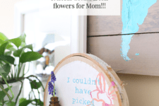 DIY wood slice and vase Mother’s Day sign