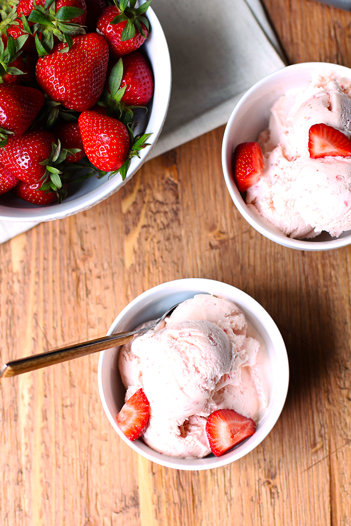 DIY strawberry ice cream (via suebeehomemaker.com)
