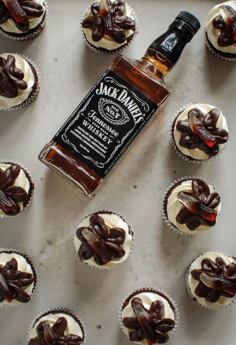 DIY Jack Daniel's and Coke cupcakes (via www.iheartkatiecakes.co.uk)
