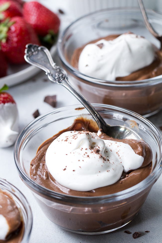 DIY dairy and sugar free vegan chocolate pudding (via www.paleorunningmomma.com)