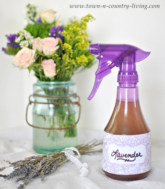 DIY lavender linen spray (via town-n-country-living.com)