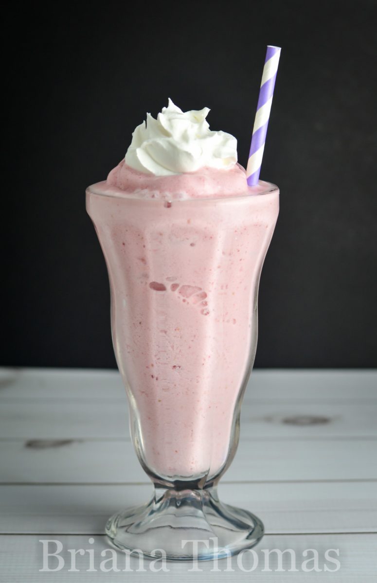 DIY classic strawberry milkshake (via www.briana-thomas.com)