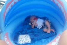05 infant pool used as a baby bed for outdoors is a simple and cute idea