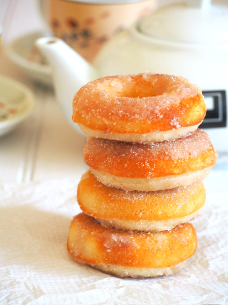 DIY baked cinnamon sugar donuts (via www.womanscribbles.net)