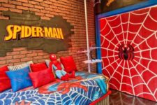 14 Spiderman wall decor and matching bedding for a little fan