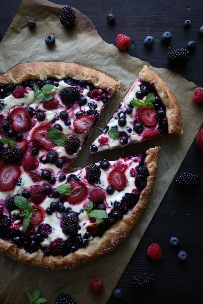 DIY mixed berry cheesecake pizza (via www.wifemamafoodie.com)