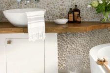02 earthy-colored pebble tiles cover the walls and floor and look natural and beautiful