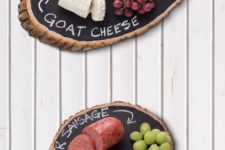 04 wood slices covered with chalkboard paint will allow you to specify any kind of food you are serving