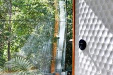 08 a shower with a glass wall for a house standing right in the rainforest – and having a shower feels like having it in the rainforest