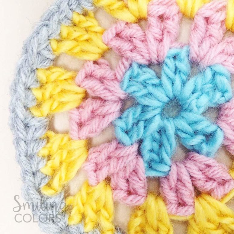 DIY colorful crochet coasters (via www.smilingcolors.com)