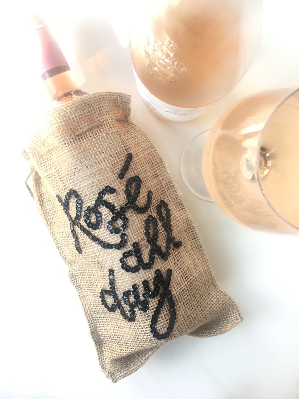 DIY sequin rose wine bag of burlap (via cookiesandcalligraphy.com)