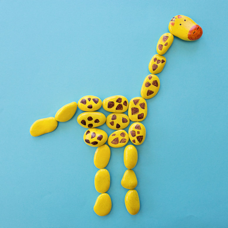 DIY giraffe puzzle of colorful rocks (via www.hellowonderful.co)