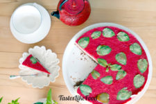 DIY strawberry and vanilla mousse cake