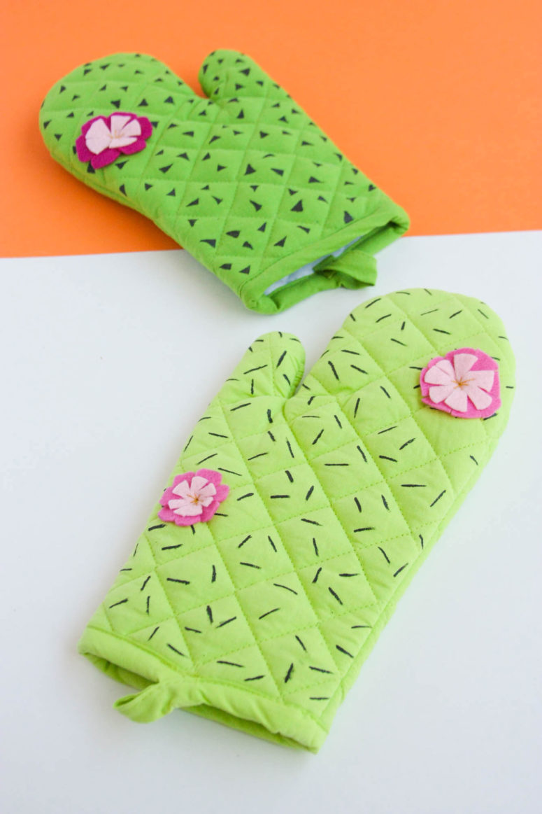 11 Cute DIY Oven Mitt Projects For Cooking Fans - Shelterness
