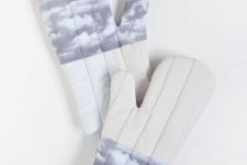 DIY quilted cloud print mitts