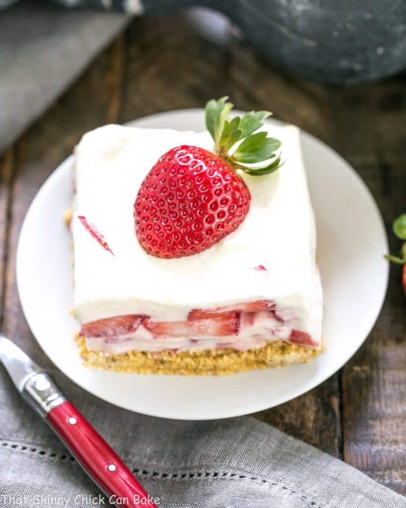 DIY strawberry cheesecake lush dessert (via www.thatskinnychickcanbake.com)