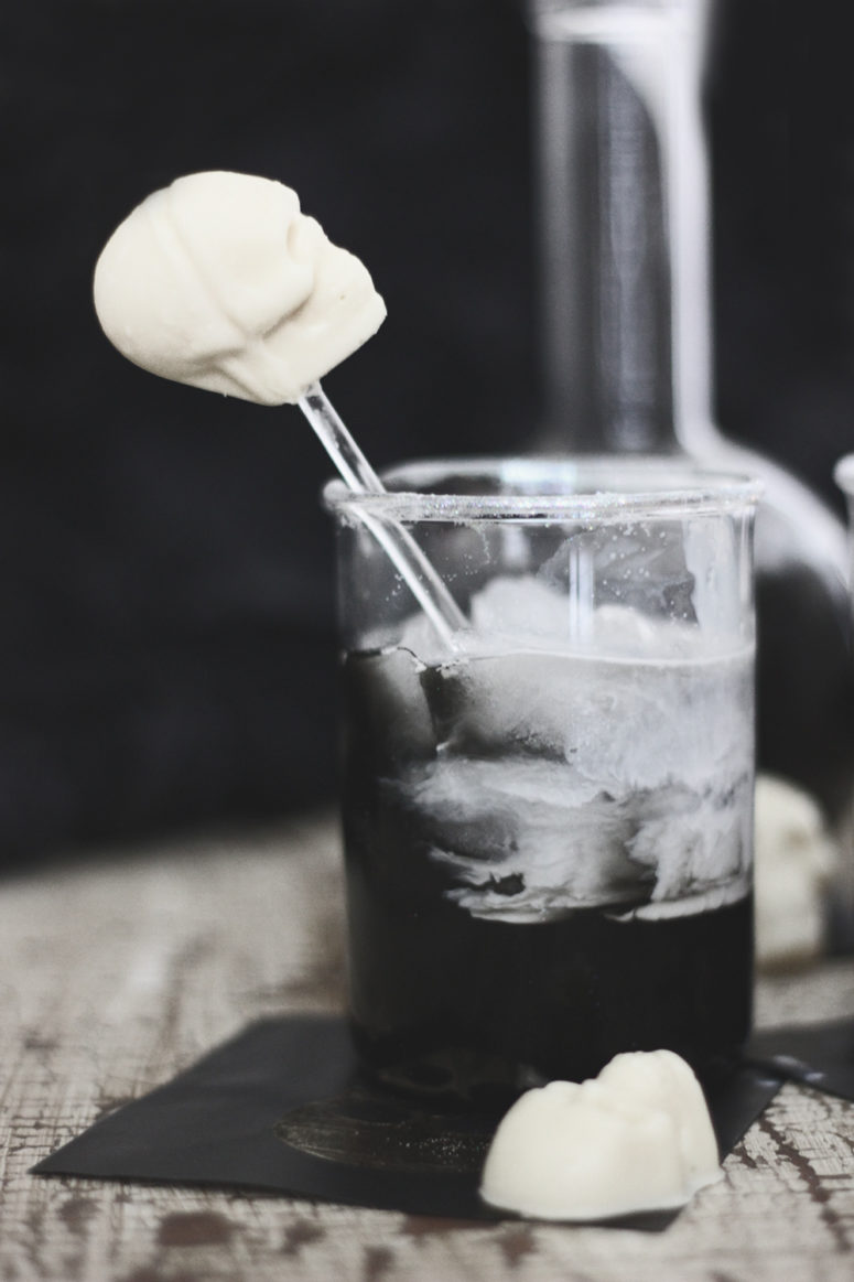 DIY black and white Russian cocktail (via www.homemadebanana.com)