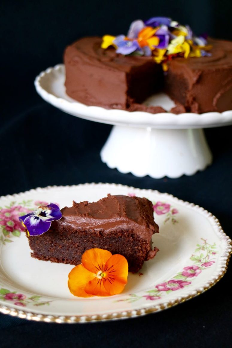 DIY vegan chocolate olive oil cake (via gggiraffe.blogspot.ru)