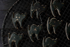 DIY gilded black cat cookies