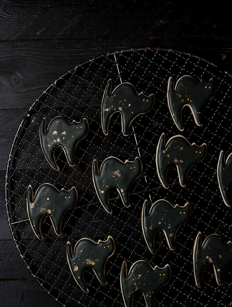 DIY gilded black cat cookies (via www.whiskandwander.com)