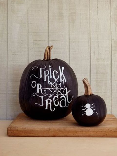 chalkboard pumpkins with white letters and spiders for modern and stylish Halloween decor