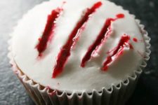 05 bloody Halloween cupcakes will be a stylish treat for an adult party