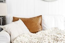 07 a white chunky knit blanket and a leather pillow make this sofa super stylish