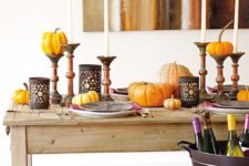 09 natural pumpkins placed on the table and small vintage stands add a fall flavor to the table