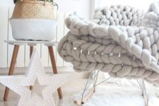 11 a chunky knit blanket and a faux fur rug is a great duo for a winter or fall space