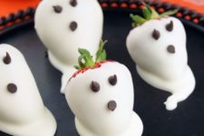 31 simple ghost strawberries in white chocolate and chocolate chips