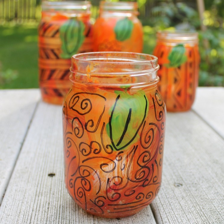 DIY hand-painted Halloween pumpkin lanterns (via www.dosmallthingswithlove.com)