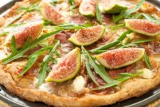 DIY fresh fig, arugula and prosciutto pizza