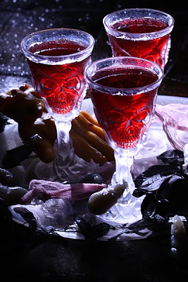 DIY bloody apple cranberry cocktails (via www.thecookingphotographer.com)
