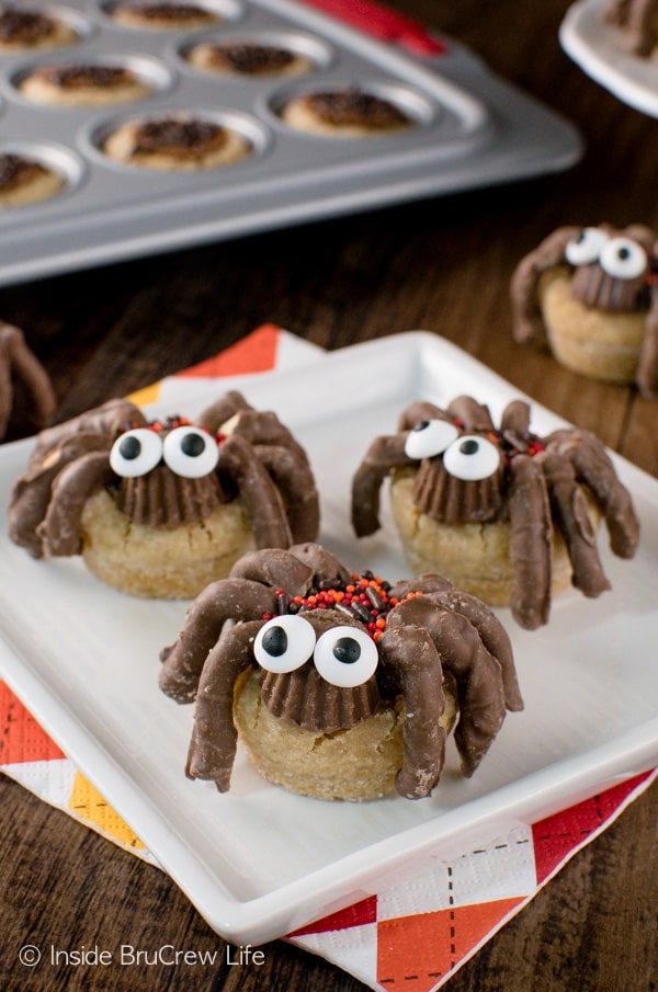 DIY Halloween spider cookies (via insidebrucrewlife.com)