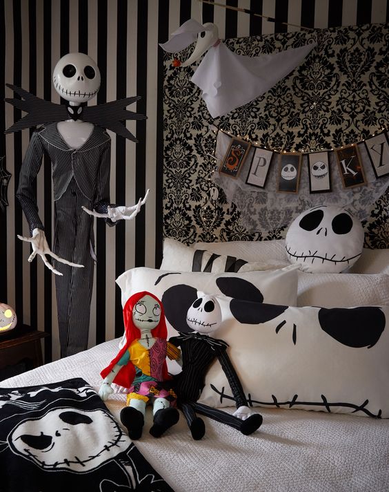 Nightmare Before Christmas bedroom decor with pretty props, a banner, some lights and some dolls is fun