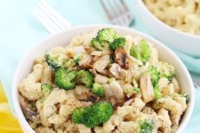 DIY healthy vegan spicy broccoli mac n cheese