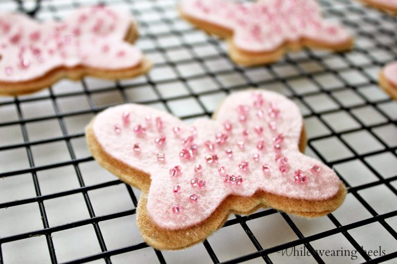 DIY felt sugar cookies (via whilewearingheels.blogspot.ru)
